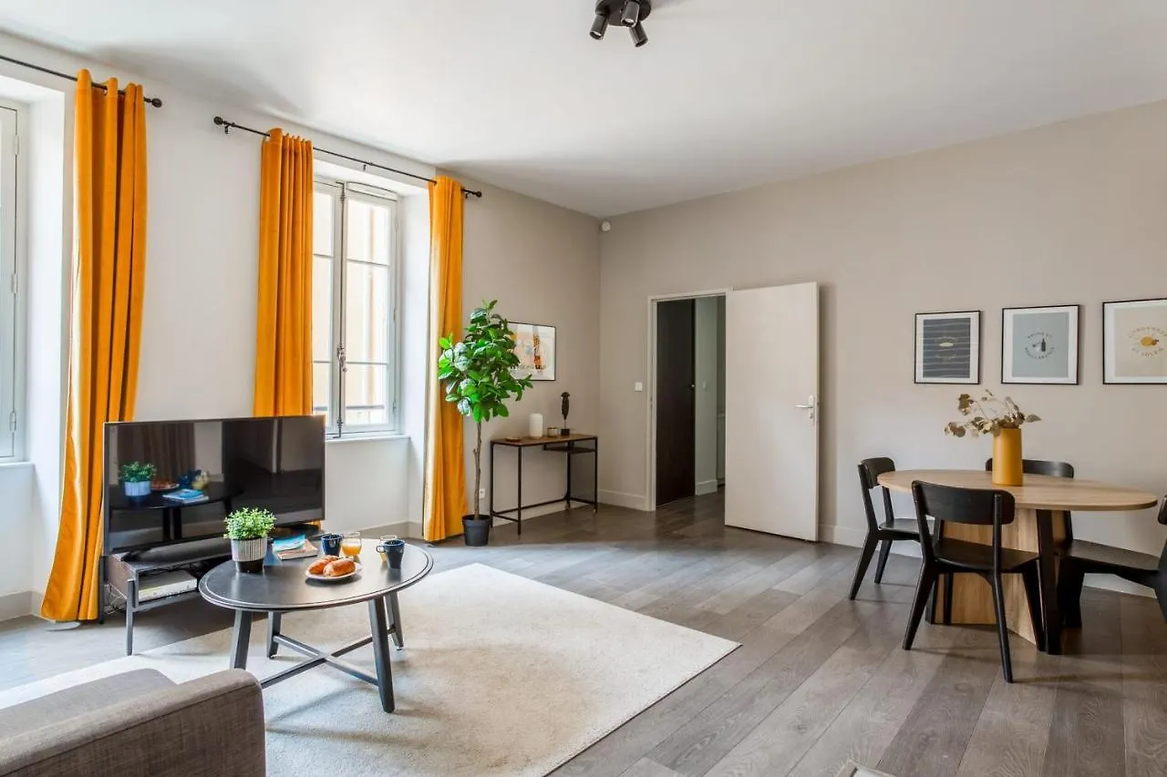 Large Modern And Calm Flat At The Doors Of Panier In Marseille - Welkeys Apartment France